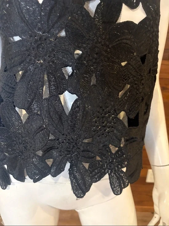 Acemi Black Floral Crochet Sleeveless Tank - Picture 2 of 6
